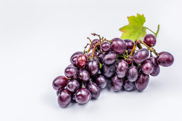 Fototapeta premium red grapes isolated studio shot 