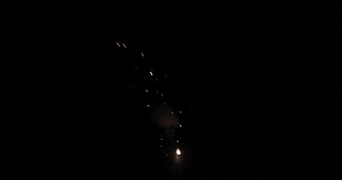 Pulsierendes Feuerwerk sehr hell auf dem Boden mit Stroboskop Effekt