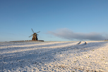 Alte Windmühle in der Gemeinde Wangels in der Nähe der Hohwachter Bucht in Schleswig-Holstein im Winter mit Schnee
