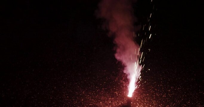 Begalo Feuerwerk in Rot auf dem Boden wundersch&ouml;n leuchtend mit viel Rauch