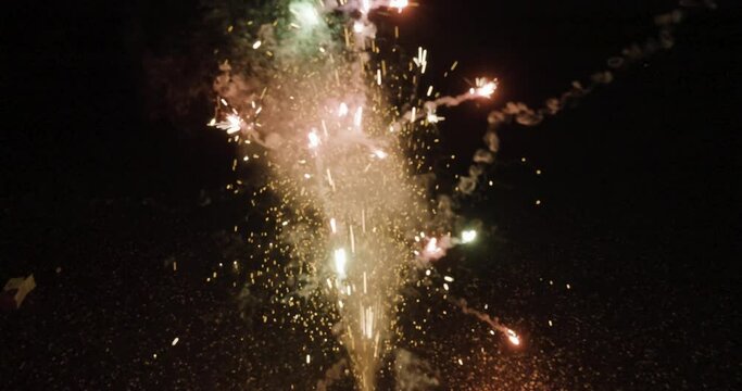 Bunte Font&auml;ne Feuerwerk mit vielen Funken in der Nacht auf dem Boden