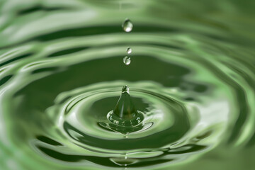 Fröhliche Erfrischung: Grüne Wassertropfen für natürliche Vitalität