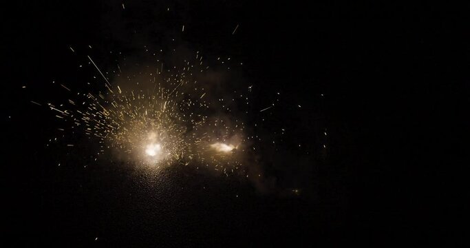 Feuerwerk bunte Kreisel rotieren auf dem Boden und spr&uuml;hen Funken