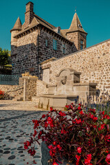 Vic-sur-C&egrave;re_Place du village_1