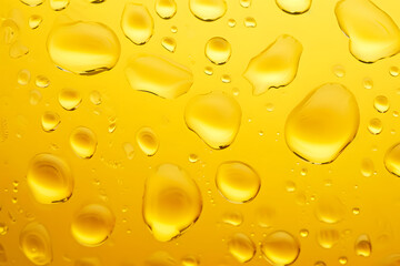 Fototapeta na wymiar Strahlende Frische: Gelbe Wassertropfen in sonniger Lebendigkeit