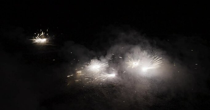 Feuerwerk bunte Kreisel rotieren auf dem Boden und spr&uuml;hen Funken