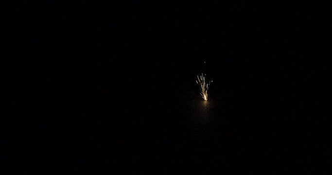 Feuerwerk bunte Kreisel rotieren auf dem Boden und spr&uuml;hen Funken