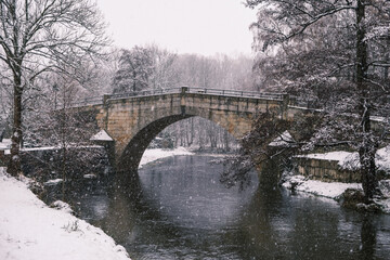 Fototapeta na wymiar bridge in winter