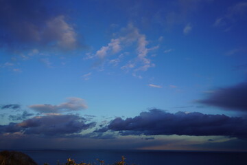 冬の幻想的な海と空