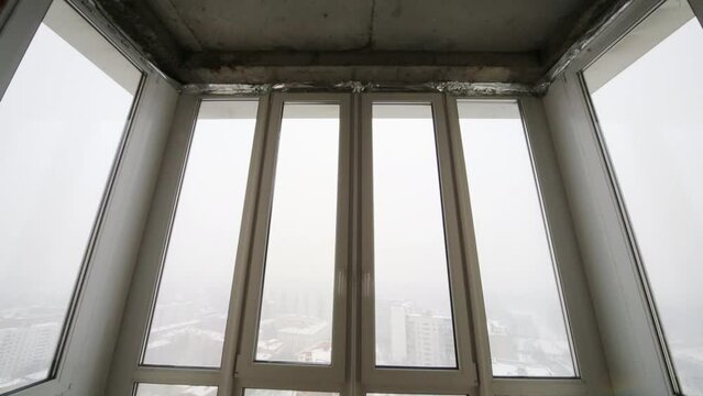 Stanza with large fiberglass windows in winter snowy day