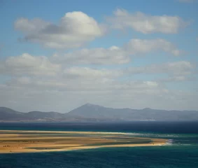 Photo sur Plexiglas Plage de Sotavento, Fuerteventura, Îles Canaries Awesome Sotavento beach, clouds and blue sky, southeast of Fuerteventura Island, Canary Islands