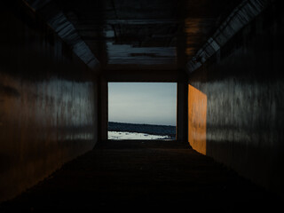 海へと続くトンネル