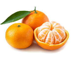 Mandarinen mit und ohne schale isoliert auf weißen Hintergrund, Freisteller 