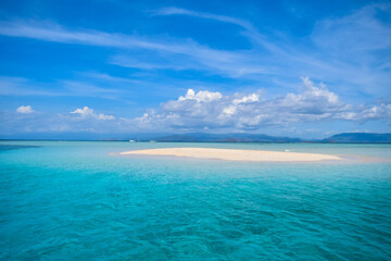 Fototapeta na wymiar gili kapal beach with blue sky and clouds