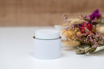 スキンケア容器のモックアップとドライフラワー