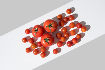 Tomates maduros frescos variados sobre fondo gris. Vista superior	