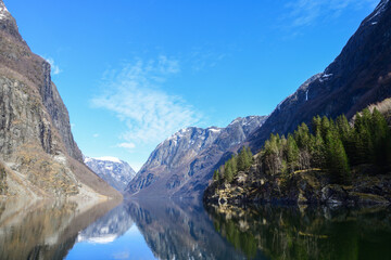 Fototapeta na wymiar Symmetrical reflections of the fjord, view from Gudvangen