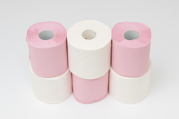 ピンクと白のトイレットペーパー
