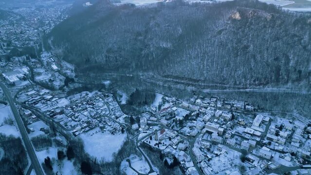 Cinematische Aufnahme eines kleinen D&ouml;rfchens mitten im Winter. Gegen Ende sieht man noch das ganze Tal mit den Bergen drumherum.