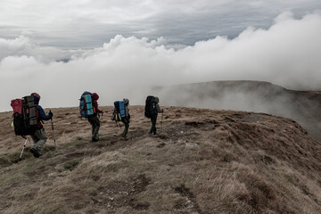 Obraz premium Group of hikers on the mountain range