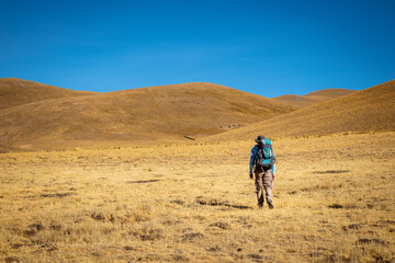 Mochilero haciendo trekking por las altas montañas de Jujuy, Argentina