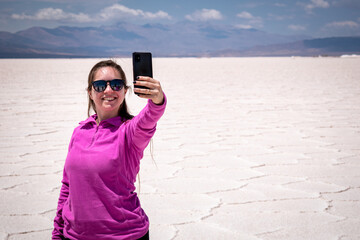 Turista tomándose una selfie en el Salar de Uyuni
