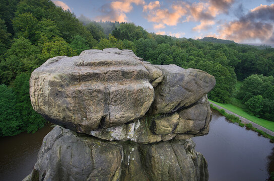 Die Externsteine Teuteburger Wald Deutschland im Abendrot
