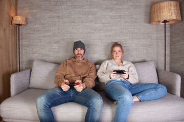 Pareja chico y chica Joven disfrutan de una noche de Videojuegos en su casa