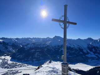 Blick ins Tannheimer Tal im Winter mit Berge