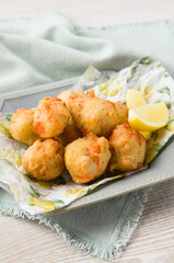 イタリアのスナック「ゼッポリーニ」、レモン添え