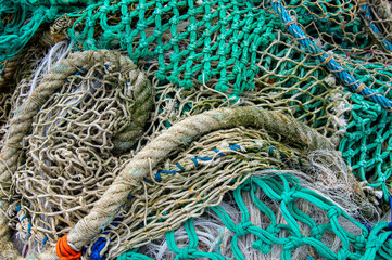 Alte Fischernetze auf dem Müll verschiedene Strukturen, Knoten und Materialien - 709143223