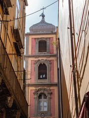 Kirchturm der Santa Maria Kirche in Neapel