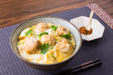 親子丼と七味の入った豆皿