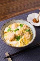 親子丼と七味の入った豆皿