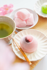 春の和菓子と緑茶