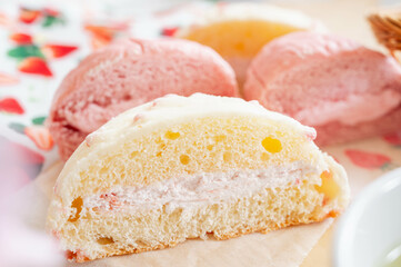 いちごメロンパン