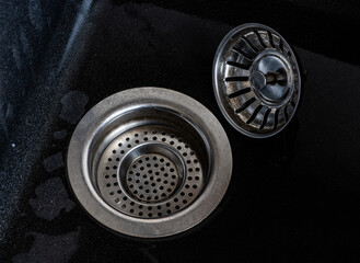 Abfluss eines Waschbeckens mit Sieb