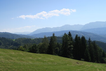 Fototapeta na wymiar Blick auf dem Gahberg in Weyregg am Attersee über eine Wiese und andere Berge des Salzkammerguts in Oberösterreich.