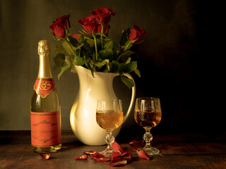 Antique-style still life with champagne and roses on the theme of Valentine's Day. - 709210619
