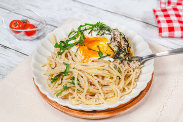温泉卵をのせたタラコパスタ