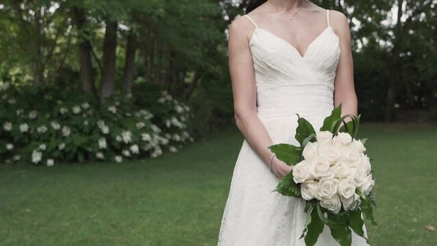 Sposa che tiene in mano il suo bouquet, inquadratura frontale