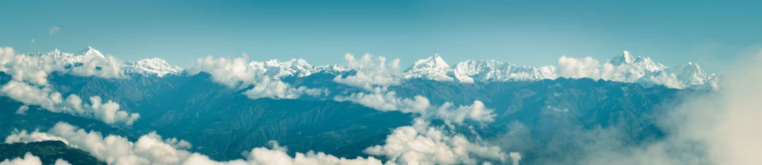 Photo sur Plexiglas Himalaya Aerial view of Himalayan mountain range seen from Nagarkot surrounded by clouds. The highest mountains in the world seen from Nepal. 