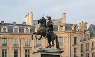 Naklejka premium La place des Victoires avec la statue équestre de Louis XIV, Paris, France