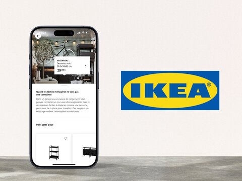 Un smartphone moderne affiche l'application de la soci&eacute;t&eacute; de meubles IKEA, le logo du magasin de meubles multinational &agrave; c&ocirc;t&eacute;, les meubles, la d&eacute;coration, l'ameublement, le commerce &eacute;lectronique, Inte