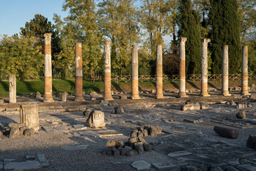 Colonnato romano nel sito archeologico di Aquileia  - obrazy, fototapety, plakaty