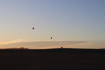 Obraz na płótnie Canvas Hot Air Balloons over the dunes 3
