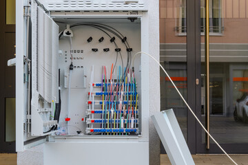 Fiber optic cable distribution cabinet