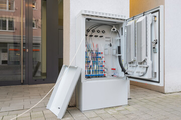Fiber optic cable distribution cabinet