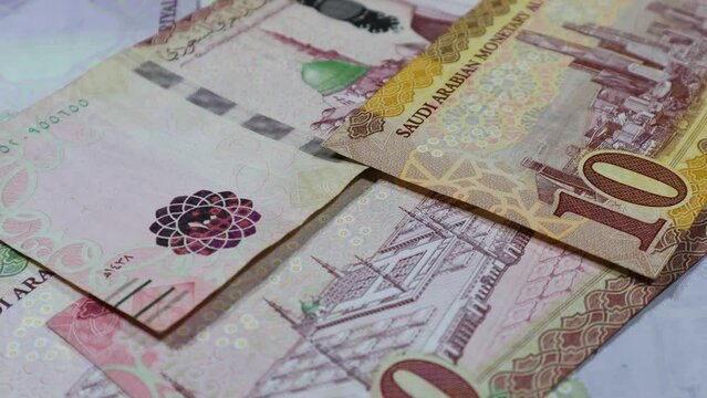 A closeup of security features on the banknotes of Saudi Arabia (Riyals). These features include 3D ribbon, raised ink, and UV printing. 