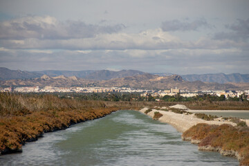 Obraz premium En la provincia de Alicante las salinas de Santa Pola y su Torre de Tamarit en un paraje natural muy bello